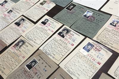 30年時(shí)間，詹洪閣共收藏了200多張高考準(zhǔn)考證。本版攝影/陳鴻博