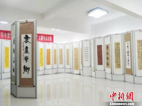 浙江常山書法特色村迎來“洋學(xué)生” 潑墨揮毫感受中國文化。常山宣傳部提供