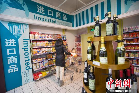 資料圖：山西太原，民眾正在超市選購(gòu)進(jìn)口食品。　張?jiān)?攝