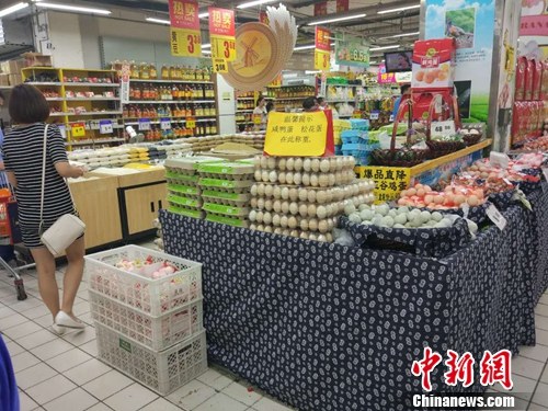 市民正在超市購物。<a target='_blank' href='http://www.chinanews.com/' >中新網(wǎng)</a>記者 李金磊 攝