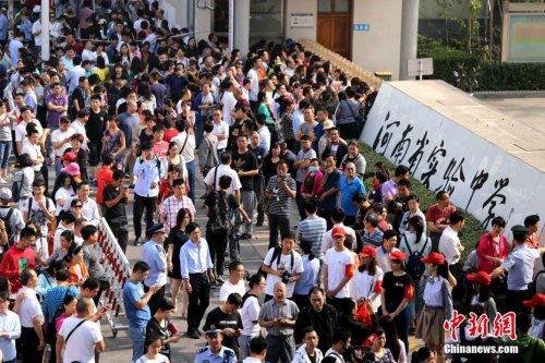 資料圖：6月7日，河南鄭州，全國高考河南省實(shí)驗(yàn)中學(xué)考點(diǎn)，參加高考的考生和家長們。當(dāng)日，2017年全國統(tǒng)一高考拉開序幕，報(bào)名考生共940萬人。 <a target='_blank' href='http://www.chinanews.com/'>中新社</a>記者 王中舉 攝