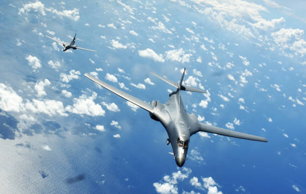 美國太平洋司令部官網(wǎng)6月8日稱，2架隸屬于美國空軍第九遠(yuǎn)征轟炸機(jī)中隊(duì)、德克薩斯州戴耶斯空軍基地的B-1B“槍騎兵”戰(zhàn)略轟炸機(jī)，從關(guān)島安德森空軍基地起飛，進(jìn)行了10個小時的長途飛行，期間飛越南海。（圖片來源：太平洋司令部公共事務(wù)部）