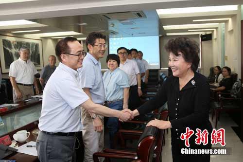 圖為國務(wù)院僑辦主任裘援平與出席座談會(huì)人員握手致意。 韓海丹 攝