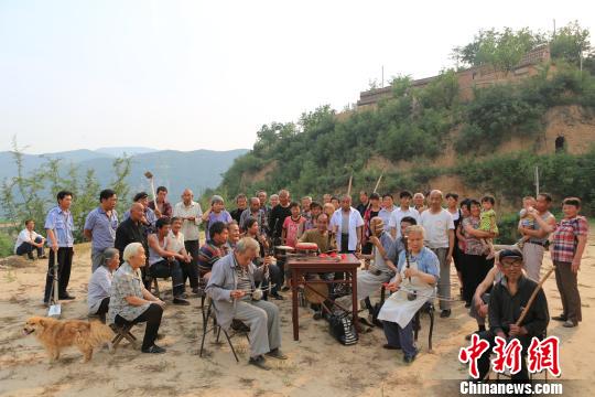 煤省山西的資源型大縣長治襄垣正極力拓展文化產(chǎn)業(yè)，令非遺傳承人有飯吃。圖為襄垣鼓書?！堄?攝