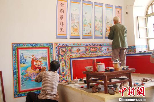 煤省山西的資源型大縣長(zhǎng)治襄垣正極力拓展文化產(chǎn)業(yè)，令非遺傳承人有飯吃。圖為襄垣炕圍畫(huà)?！堄?攝
