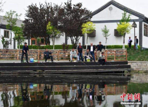 雄安新區(qū)白洋淀，垂釣人坐成一排。<a target='_blank' href='http://www.chinanews.com/'>中新社</a>記者 翟羽佳 攝