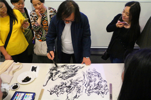 唐輝院長(zhǎng)現(xiàn)場(chǎng)作畫。（法國(guó)《歐洲時(shí)報(bào)》/小曾 攝）