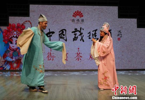 兩位外籍人士穿上戲服現(xiàn)場演繹了一段?！O權 攝