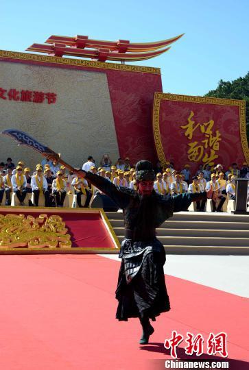 中國僑網(wǎng)圖為《關(guān)公》舞劇折子戲表演?！埥鸫āz