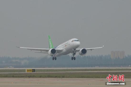 5月5日下午2時許，首架國產(chǎn)大飛機C919在上海浦東機場4號跑道成功起飛。根據(jù)計劃C919首飛時間在90分鐘左右，試飛員將首次評述飛機的操穩(wěn)特性、起飛著陸性能、動力裝置和駕駛設備等工作情況。王脊梁 攝