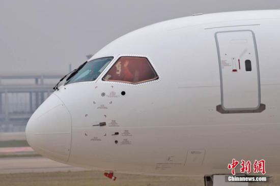 5月5日，首架國產(chǎn)大飛機C919在上海成功首飛。圖為機組人員揮手示意。張亨偉 攝