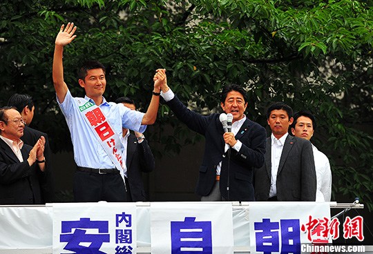 圖為日本首相安倍晉三當天在東京的中野車站為自民黨的候選人站臺拉票。 <a target='_blank' href='http://www.chinanews.com/'>中新社</a>記者 王健 攝