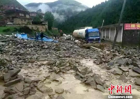 泥石流沖毀公路?！＄娦?攝