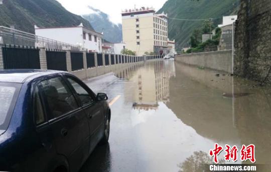 道路被洪水淹沒。　鐘欣 攝