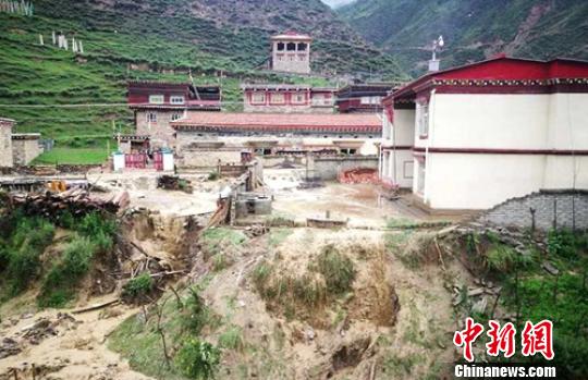 洪水過后受災(zāi)的民房?！＄娦?攝