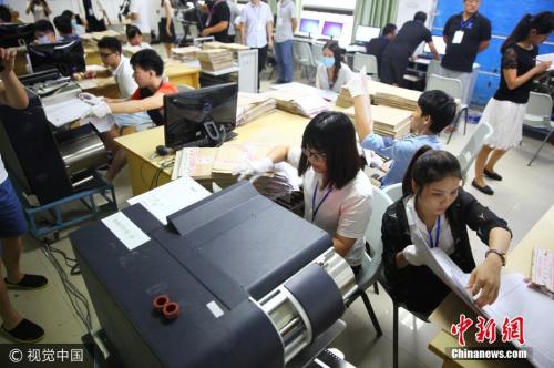 圖為海南師范大學(xué)高考評卷場。石磊 攝 圖片來源：視覺中國