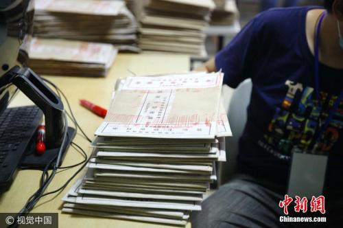 圖為海南師范大學(xué)高考評卷場。石磊 攝 圖片來源：視覺中國