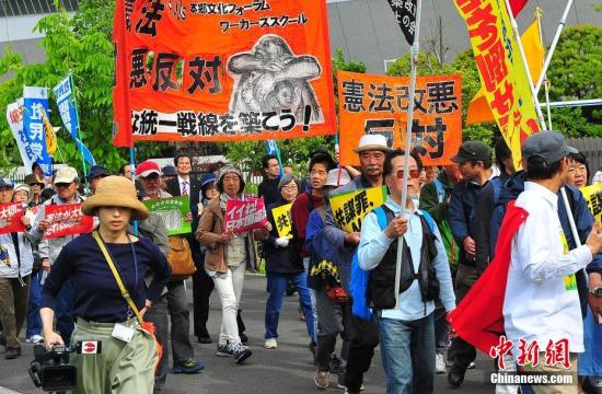 當(dāng)?shù)貢r(shí)間5月3日，數(shù)萬日本民眾在東京舉行集會和游行，為整整經(jīng)歷了70個(gè)年頭的日本戰(zhàn)后憲法“點(diǎn)贊”，呼吁維護(hù)和平憲法，反對執(zhí)政當(dāng)局的修憲企圖。 <a target='_blank' href='http://www.chinanews.com/'>中新社</a>記者 王健 攝