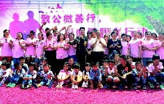     “致公微善行”活動(dòng)的愛心媽媽們與孩子們歡樂合影。