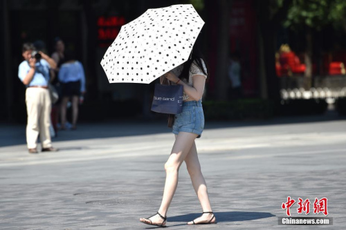 資料圖：北京持續(xù)發(fā)布高溫黃色預警，街頭美女清涼出行。<a target='_blank' href='http://www.chinanews.com/' >中新網(wǎng)</a>記者 金碩 攝