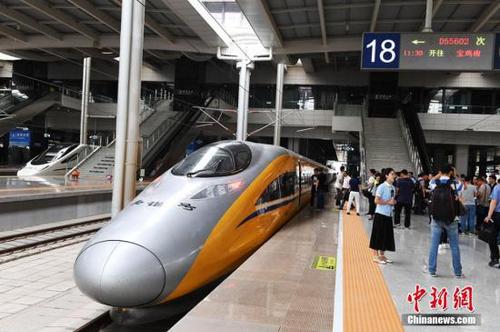 6月2日，隨著一列動車檢測車從寶雞南站駛出，一路向西開往蘭州西站，標志著中國首條貫通絲綢之路經(jīng)濟帶的高鐵——寶(寶雞)蘭(蘭州)高鐵進入全線拉通試驗階段，為寶蘭高鐵開通運營奠定了基礎。楊艷敏 攝