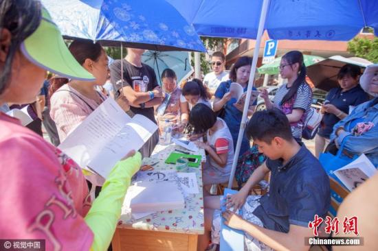 2016年6月27日，長春市，一中考考場外，幾位長春市高考的狀元賣“狀元筆記”，50元一本，受到很多家長的追捧。圖片來源：視覺中國