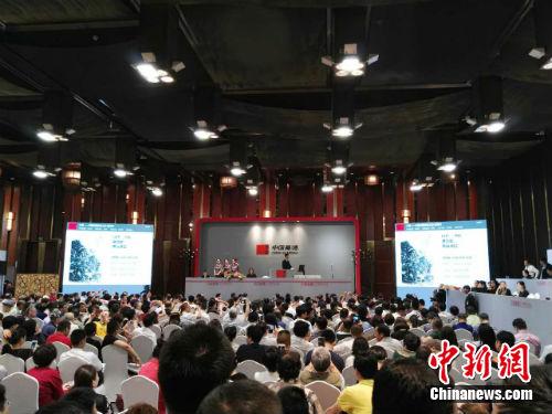 19日晚嘉德拍賣現(xiàn)場。中新網(wǎng)記者 宋宇晟 攝