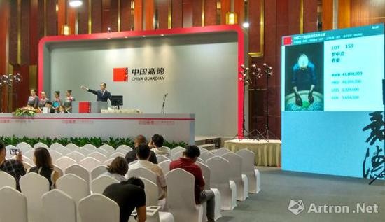 在近4個小時的拍賣過程中，羅中立《春蠶》的高價成交掀起了全場的高潮。