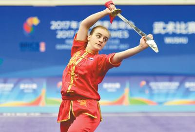 中國僑網(wǎng)19日，俄羅斯隊選手桑德拉·康斯坦丁諾娃在女子刀術比賽中。 新華社記者 梁旭 攝