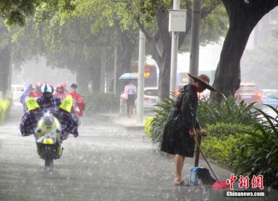 6月16日，廣西柳州市遭暴雨侵襲，一名清潔工在雨中掃地。據(jù)氣象部門(mén)發(fā)布信息稱(chēng)，16日7時(shí)前24小時(shí)，廣西共計(jì)出現(xiàn)75站大暴雨、403站暴雨、562站大雨，強(qiáng)降雨天氣“唱主角”。日前，廣西氣象部門(mén)已啟動(dòng)重大氣象災(zāi)害(暴雨)Ⅲ級(jí)應(yīng)急響應(yīng)。 <a target='_blank' href='http://www.chinanews.com/'>中新社</a>記者 朱柳融 攝
