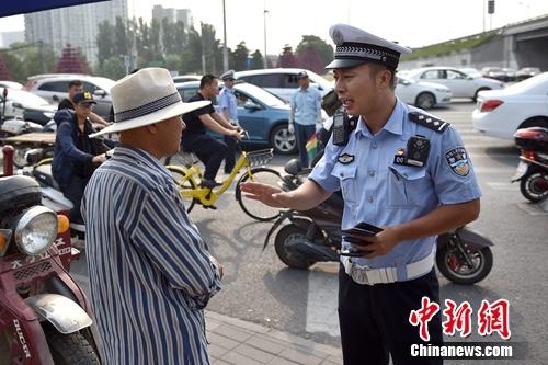 6月21日上午，北京交警敖翔正在處理交通違法行為。<a target='_blank' href='http://www.chinanews.com/' >中新網(wǎng)</a>記者 金碩 攝