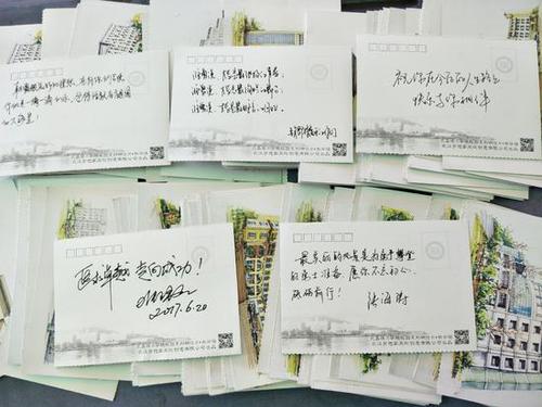 武漢一高校師生手寫(xiě)300余張明信片贈(zèng)別畢業(yè)生