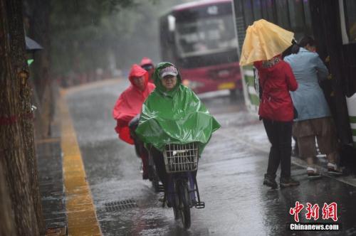 6月22日，呼和浩特迎來降雨。<a target='_blank' href='http://www.chinanews.com/'>中新社</a>記者 劉文華 攝