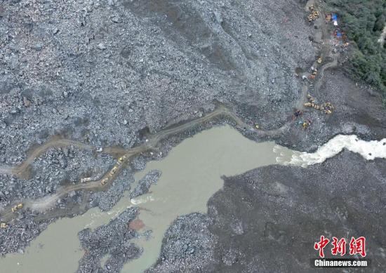 航拍四川茂縣山體垮塌救援現(xiàn)場(chǎng)。<a target='_blank' href='http://www.chinanews.com/'>中新社</a>記者 劉忠俊 攝