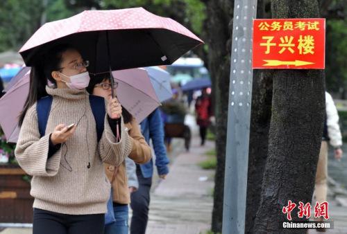 資料圖：2016年11月27日，11月27日，福州一公務(wù)員招考筆試考點，考生在尋找考場。張斌 攝