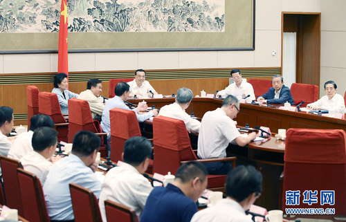 　　6月22日，中共中央政治局常委、國(guó)務(wù)院總理、黨組書記李克強(qiáng)主持國(guó)務(wù)院黨組理論學(xué)習(xí)中心組學(xué)習(xí)講座，就新一輪世界科技革命和產(chǎn)業(yè)變革若干前沿領(lǐng)域發(fā)展態(tài)勢(shì)進(jìn)行專題學(xué)習(xí)。新華社記者 姚大偉 攝