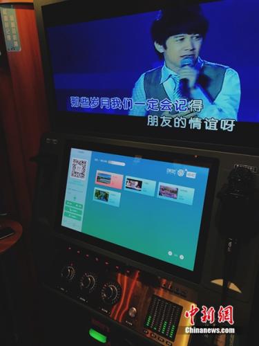 消費(fèi)者在迷你KTV內(nèi)唱歌。<a target='_blank' href='http://www.chinanews.com/' _fcksavedurl='http://www.chinanews.com/' ></table>中新網(wǎng)</a> 種卿 攝