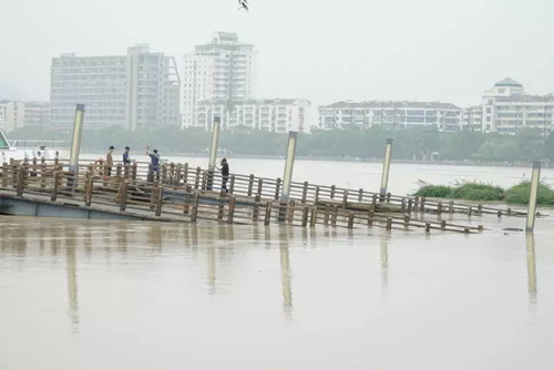 錢(qián)塘江流域暴發(fā)建國(guó)后第二大洪水 百年古橋被沖毀