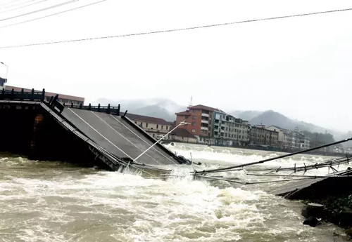 錢(qián)塘江流域暴發(fā)建國(guó)后第二大洪水 百年古橋被沖毀