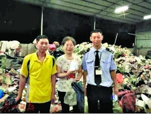 李阿姨和熱心的保安陳剛、保潔人員藍土香合影。