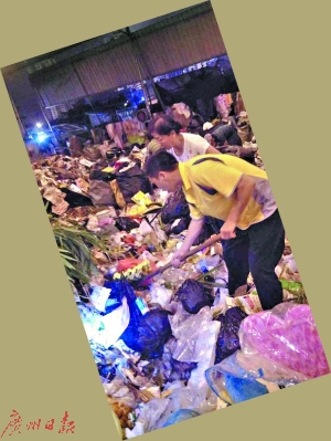 陳剛和藍土香幫助李阿姨在垃圾山中翻找手機。