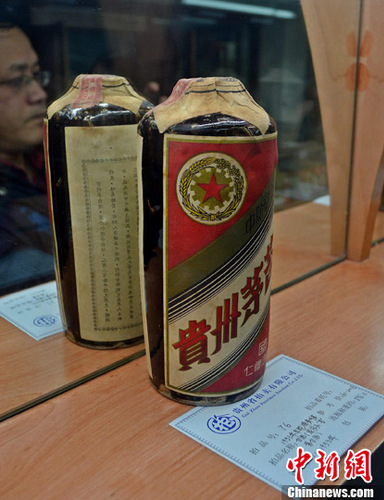 1月8日，貴州省第七屆陳年茅臺酒專場拍賣會在貴陽落幕，本次拍賣會222個標的共拍出850萬元，其中1953年國營仁懷酒廠出產的“車輪牌”茅臺酒單瓶拍出150萬元高價。<a target='_blank' href='http://www.chinanews.com/'>中新社</a>發(fā) 張偉 攝