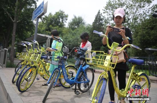 資料圖 6月8日，民眾在北京街頭掃碼租用一款“土豪金”色的共享單車(chē)。 <a target='_blank' href='http://www.chinanews.com/'>中新社</a>記者 楊可佳 攝