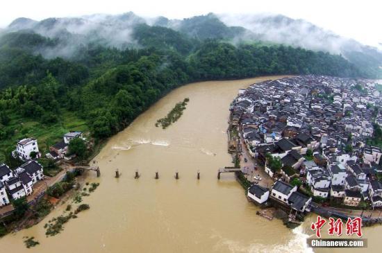 6月25日，中國(guó)減災(zāi)委、民政部對(duì)江西省啟動(dòng)國(guó)家救災(zāi)四級(jí)應(yīng)急響應(yīng)。6月21日至今，江西受強(qiáng)降雨襲擊，多地受淹嚴(yán)重。程新德 攝