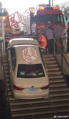 女司機(jī)錯(cuò)把油門(mén)當(dāng)剎車(chē)開(kāi)下樓梯 網(wǎng)友:這要入庫(kù)啊