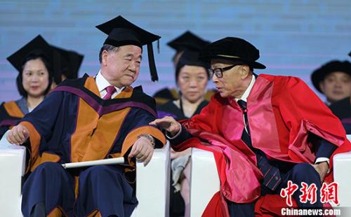 李嘉誠和莫言在汕頭大學(xué)畢業(yè)典禮上。圖片來源：視覺中國