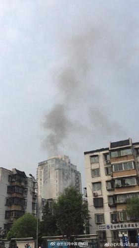 北京南十里居居民樓發(fā)生爆炸 現場濃煙滾滾