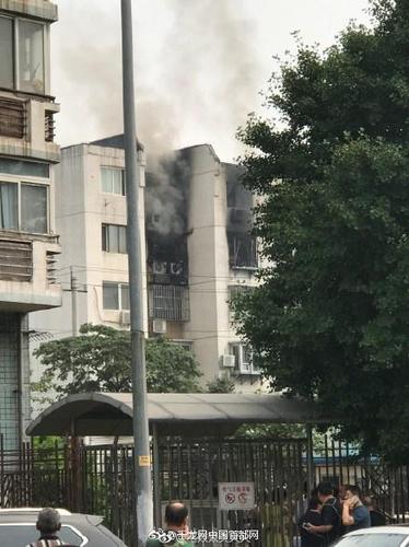 北京南十里居居民樓發(fā)生爆炸 現場濃煙滾滾