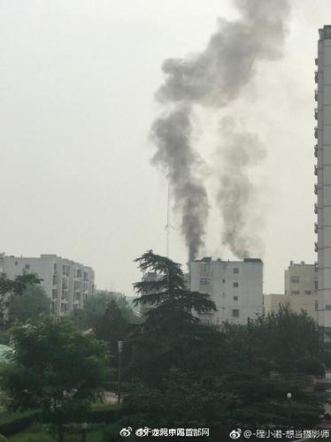 北京南十里居居民樓發(fā)生爆炸 現場濃煙滾滾