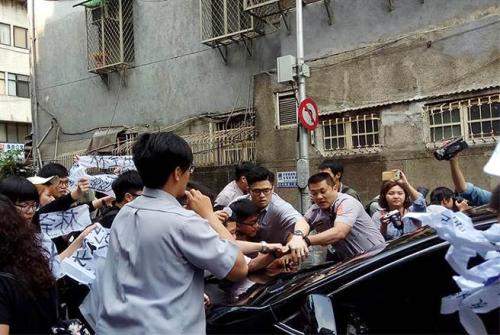大觀自救會早上突襲“行政院長”住家，阻擋載林全上班的座車，抗議者將座車拖延在巷道內(nèi)約20分鐘，后遭警察排除，林全座車揚長而去。(圖片來源：臺灣《中時電子報》)